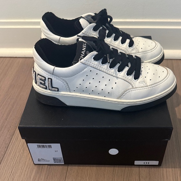 CHANEL Interlocking CC Logo Sneakers
Women's Sneakers size 37, 7 - Picture 3 of 9